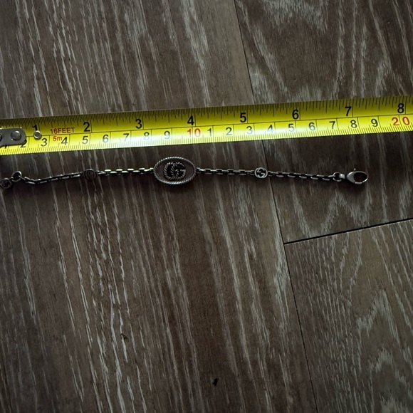 Gucci Silver Chain Bracelet with Logo Charm - Picture 3 of 3